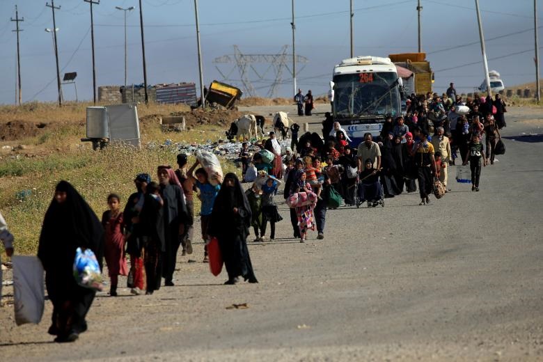 تصاویر | فرار شهروندان غیر نظامی از مناطق غربی شهر موصل